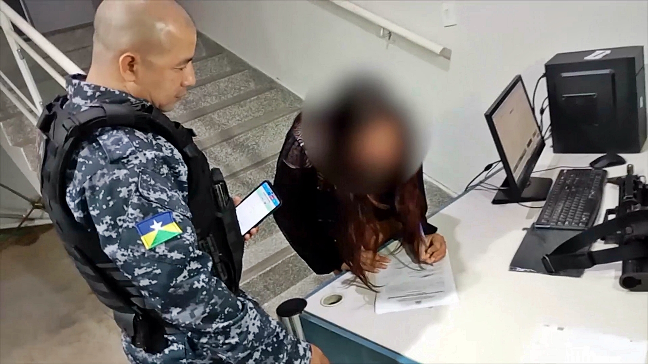 Mulher é presa pela Força Tática no Setor 9, em Ariquemes, RO