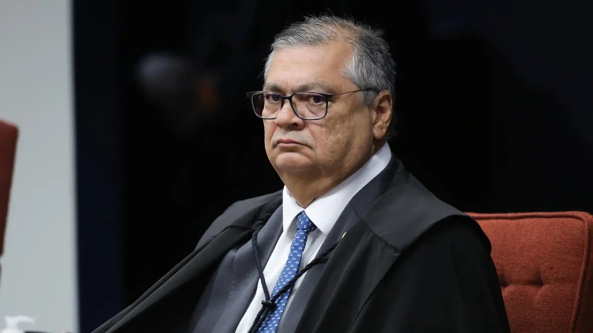 Dino derruba decisão de Mendonça e manda restabelecer post