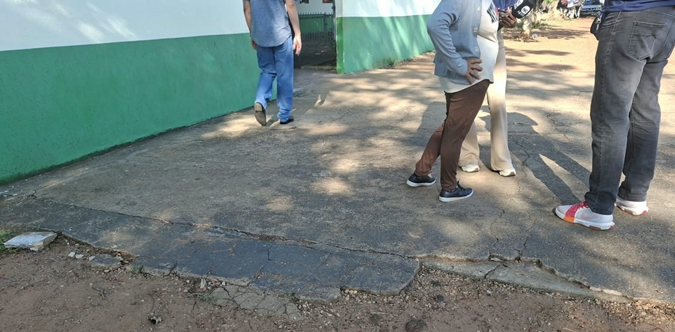 Equipe recolhe material de campanha antes da votação em Vilhena
