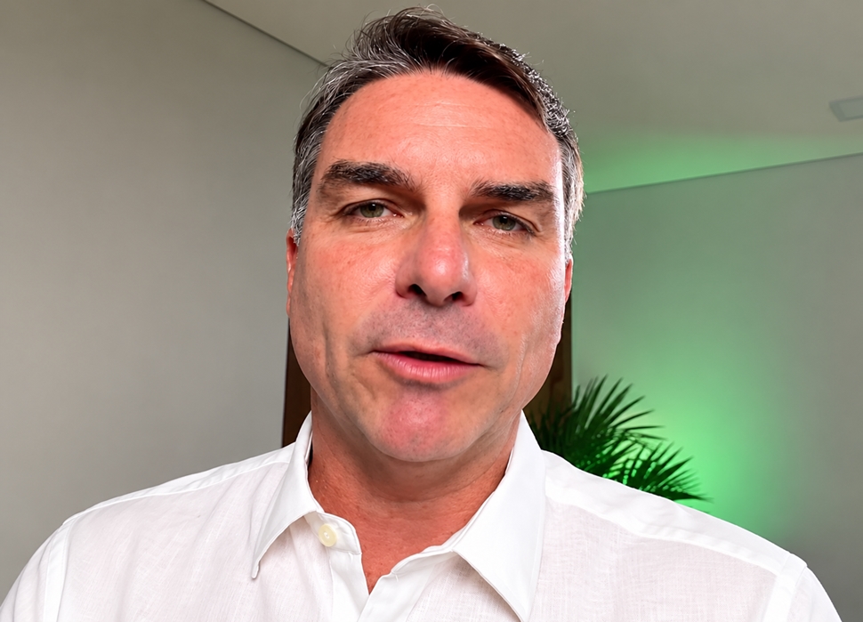 Propaganda eleitoral de Flávio Bolsonaro vai ao ar sem áudio na TV; veja as declarações