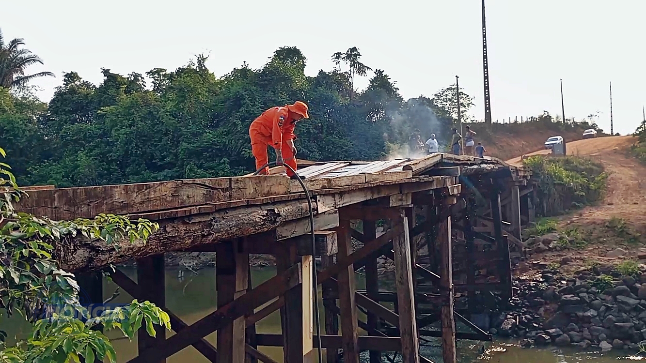 Ponte sobre o Rio Branco é incendiada e interditada após morte de motociclista em Ariquemes