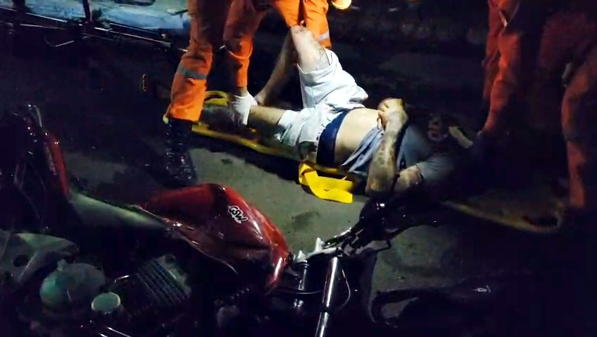 Motociclista é socorrido pelo Corpo de Bombeiros após colidir com caminhonete estacionada no centro de Cacoal