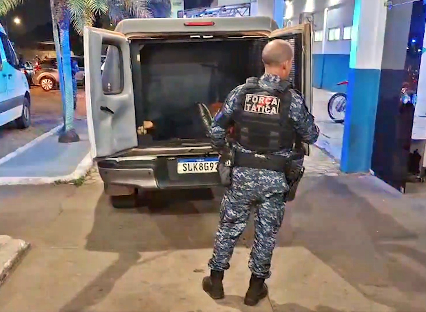 Homem com mandado por investigação de homicídio é baleado