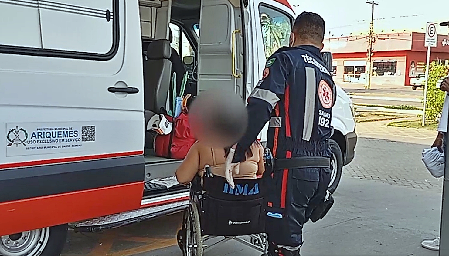 Mulher e criança ficam feridas em colisão entre carro e motoneta