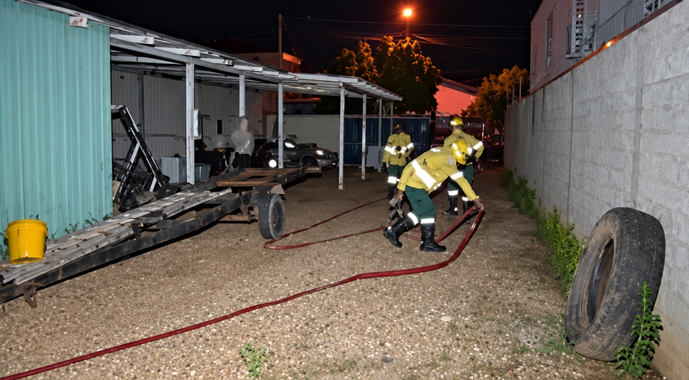 Bombeiros controlam incêndio em apartamento e evitam que fogo atinja imóveis vizinhos, em Cacoal, RO