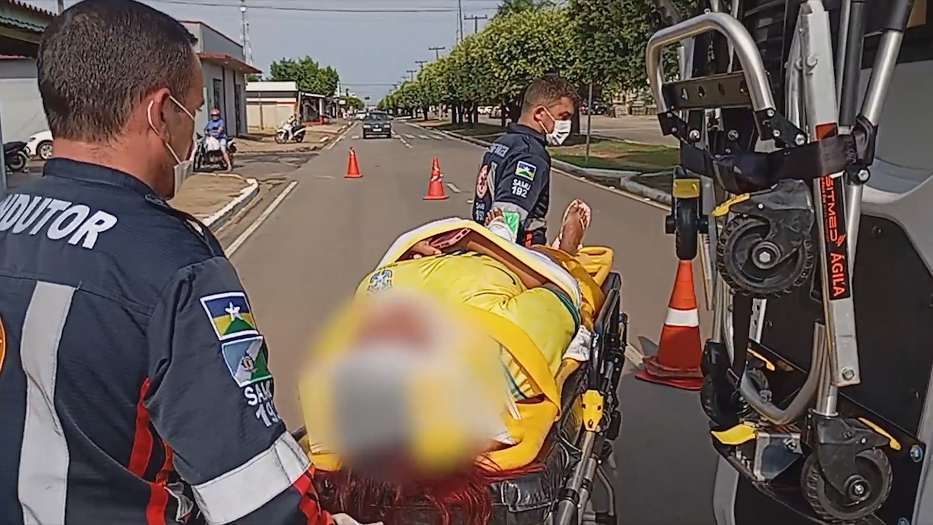 Mulher fica ferida após colisão entre Honda Biz e carro na avenida Canaã, em Ariquemes