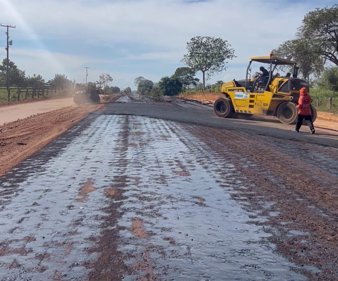 Acesso a Teixeirópolis pela RO-473 recebe preparação para asfalto