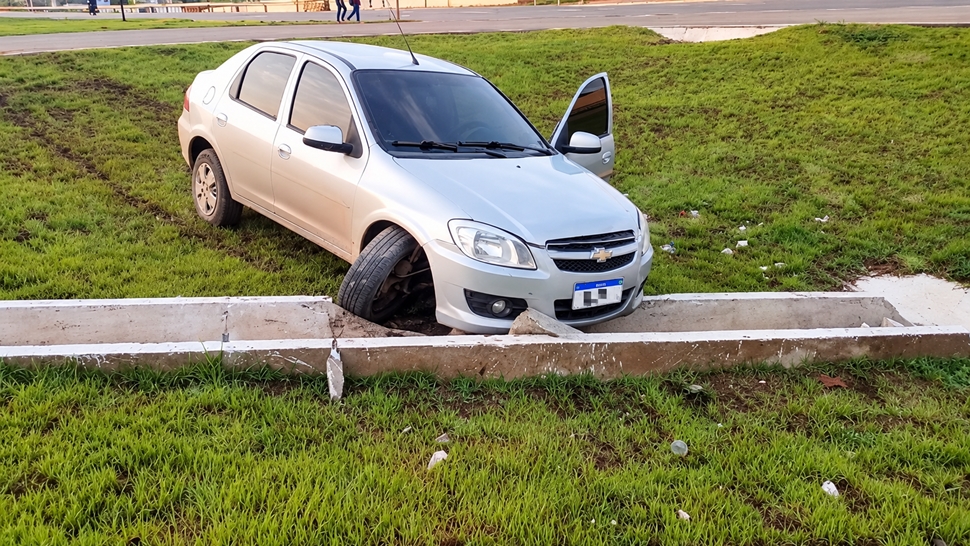 Motorista perde controle de veículo após possível falha nos freios e acaba em vala na BR-364, em Jaru