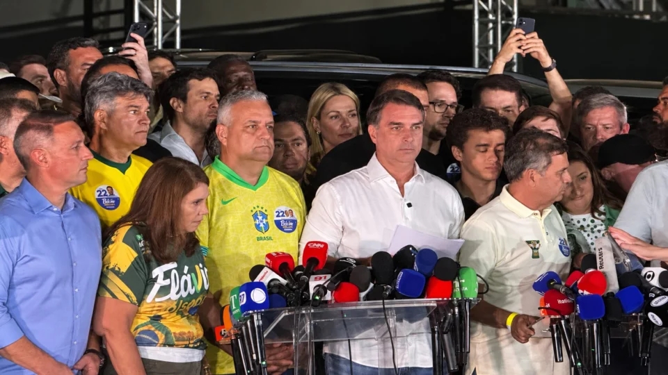 Flávio Bolsonaro diz que não reconhece resultado e vai pedir anulação da eleição