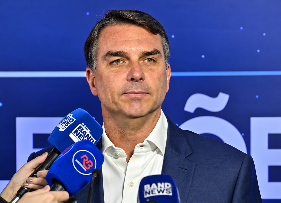 PF apura possível saída de Flávio Bolsonaro do Brasil; foi para os EUA