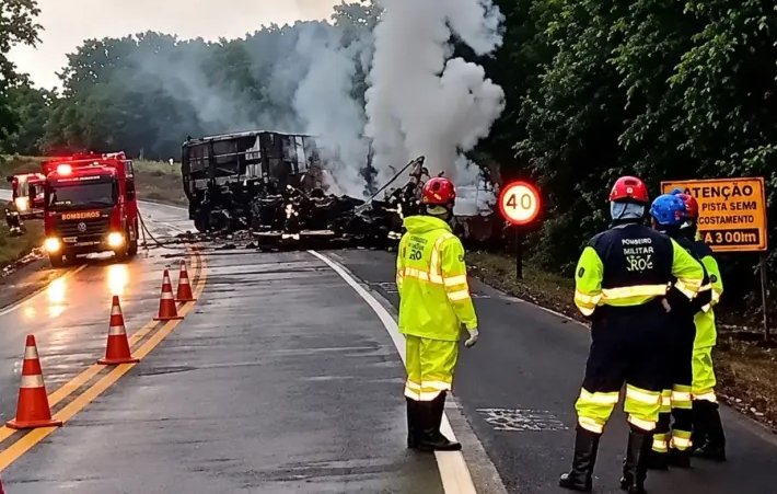 PRF confirma uma morte em acidente entre caminhões na BR-364; trânsito segue em Pare e Siga