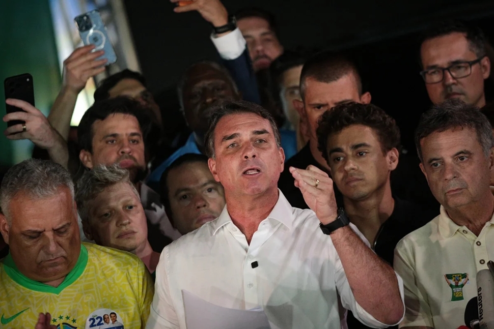 Flávio Bolsonaro altera carta e troca “presidente eleito” por “líder do Brasil”; versão 2 da carta ao país