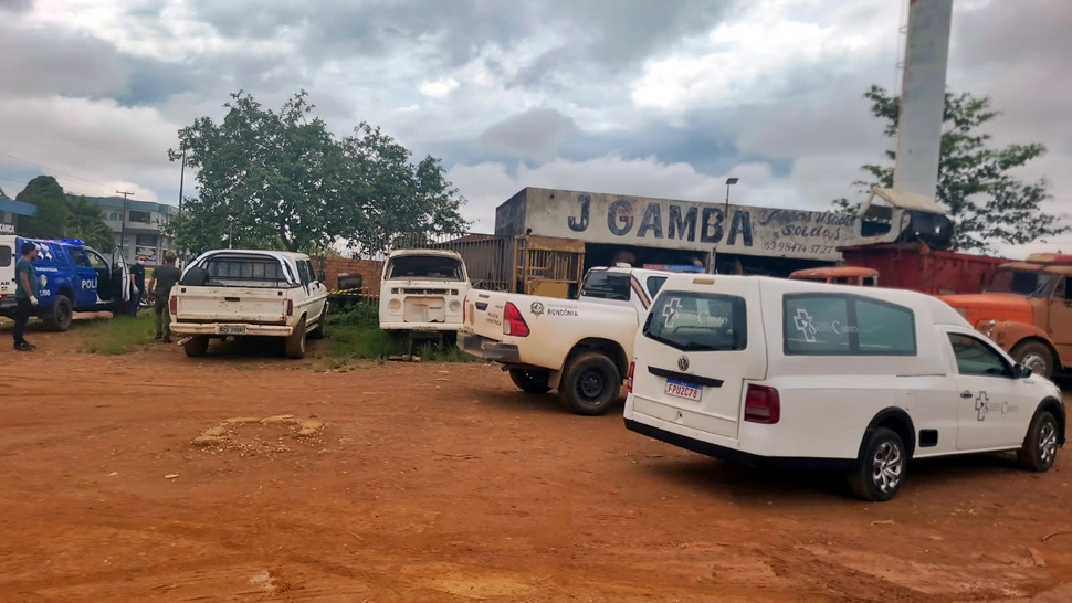 Homem de 36 anos é encontrado morto embaixo de Kombi no pátio de posto