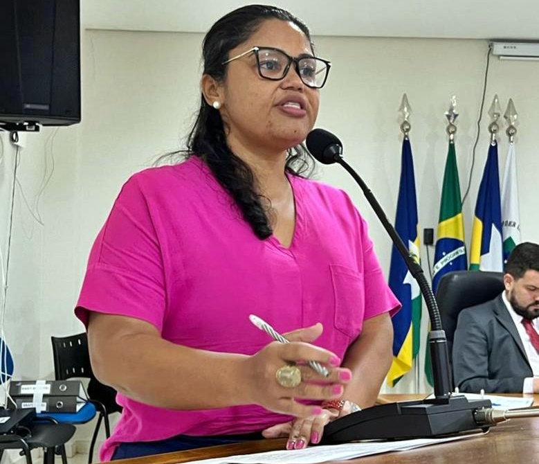 (Vídeo) Professora Damiana entrega “Placa de Moção de Aplausos” para presidente da AJA