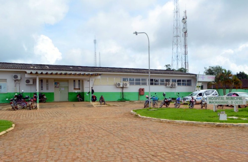 Adolescente de 17 anos é atropelada por motoneta e tem perna fraturada, em Machadinho-RO