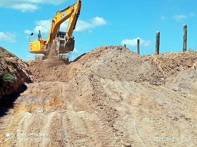Prefeitura de Theobroma conclui cascalhamento e patrolamento de vicinais, além de rebaixamento do morro em frente fazenda Codorna