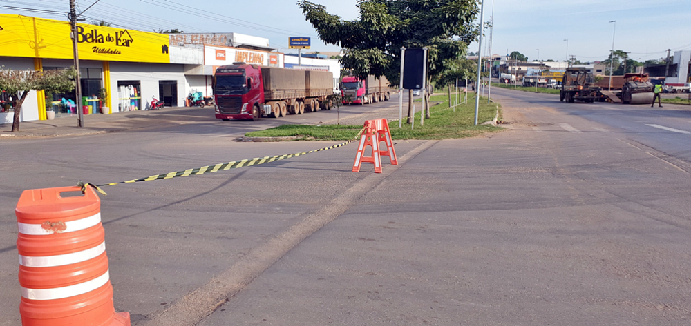 Trânsito lento na BR-364, nesta sexta-feira, em Jaru, devido ação do tapa-buraco executada por homens do 5º BEC