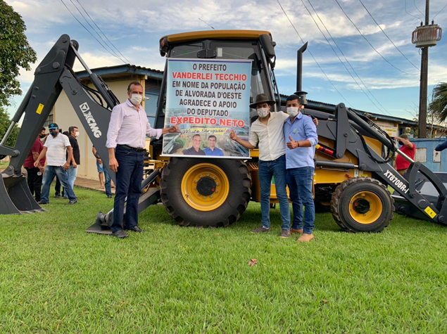 Prefeito de Alvorada, Vanderlei Tecchio recebe retroescavadeira de Expedito Netto e visitas de Laerte Gomes e Marcos Rogério