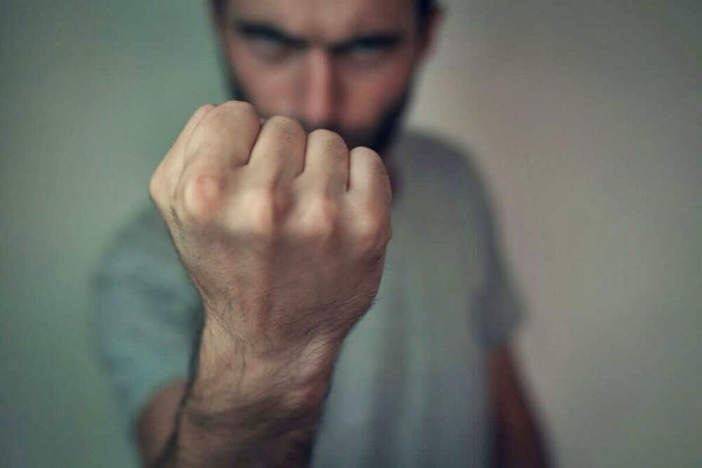 Dependente químico monitorado por tornozeleira, agride a irmã de onze anos por causa de drogas, em Jaru-RO