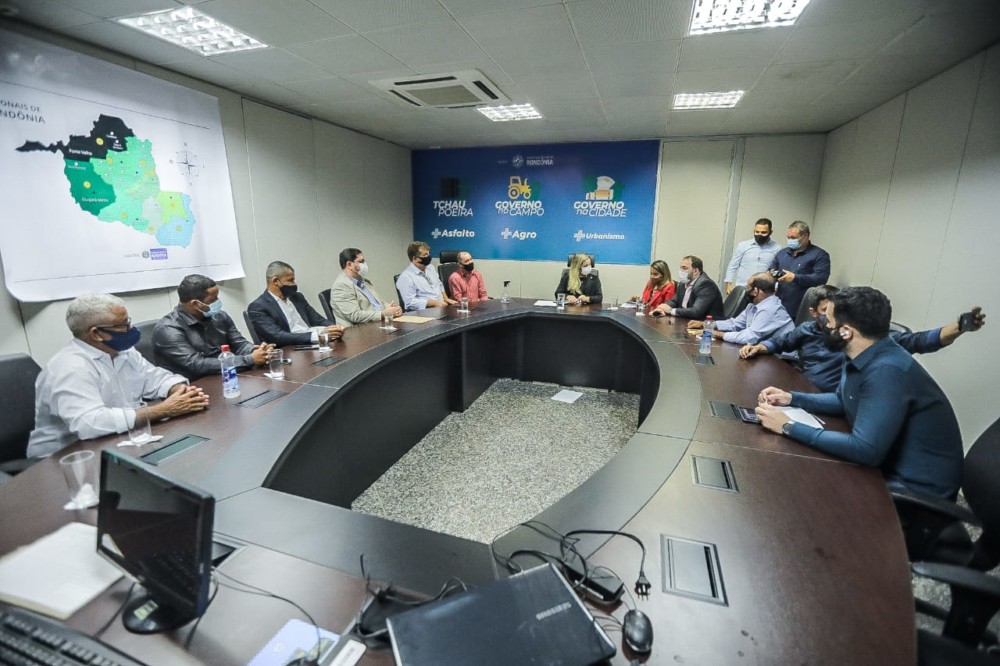 Presidente Alex Redano discute investimentos nos municípios com chefe da Casa Civil