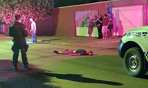 Homem é morto a tiros no meio da rua, por motociclistas em Presidente Médici, RO