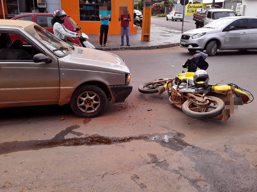 Mototaxi e Fiat Uno se chocam na Marechal Rondon, em frente ao Taí Max em Jaru, RO