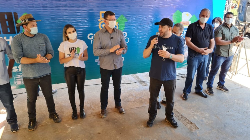 Presidente Alex Redano comemora o início das obras de asfalto do Tchau Poeira em Ariquemes