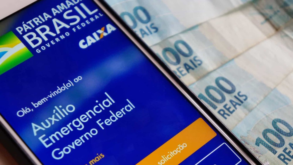 Auxílio emergencial será prorrogado por mais 3 meses, afirma Guedes
