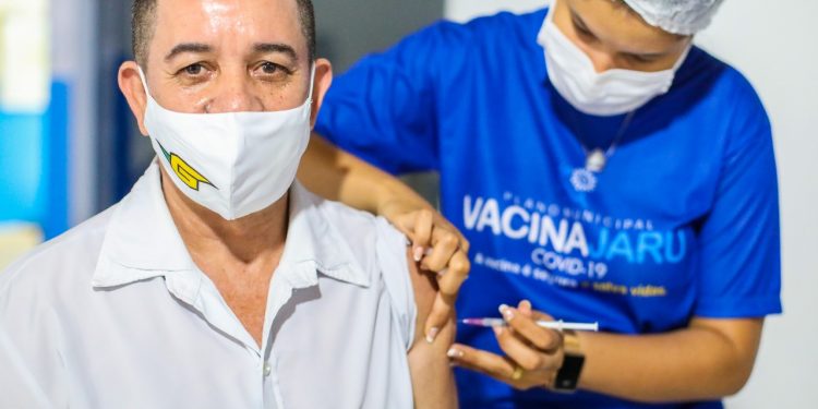 Covid-19: Jaru ultrapassa marca de 20 mil doses de vacinas aplicadas; campanha será retomada com a chegada de mais lotes de imunizantes