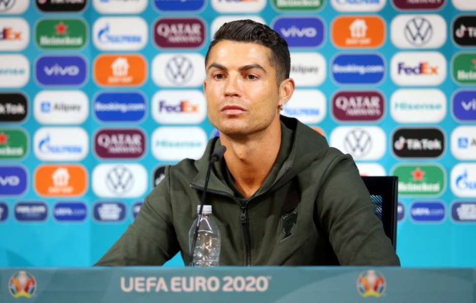 CR7 afasta garrafas de patrocinador e provoca queda em ações