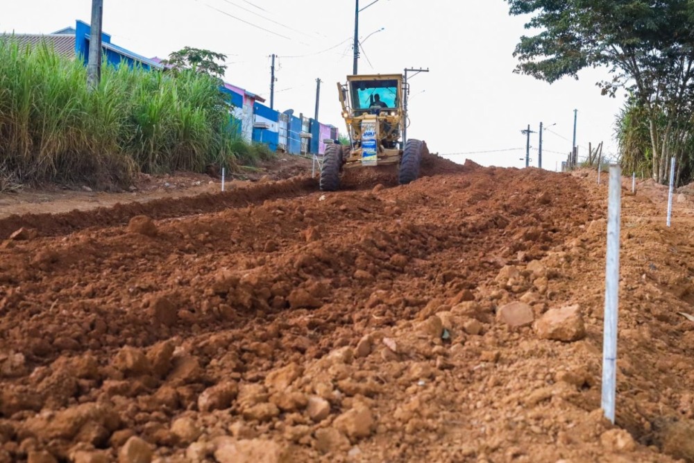 Prefeitura de Jaru prepara solo para asfaltar trecho da linha 607 que dá acesso ao residencial Orleans