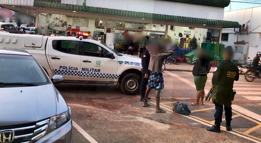Homem é abordado e conduzido pela PM no centro de Espigão-RO, nesta quinta-feira, 1º de dezembro  
