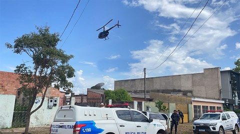 Bandidos invadem casa de delegado e roubam três armas, na capital