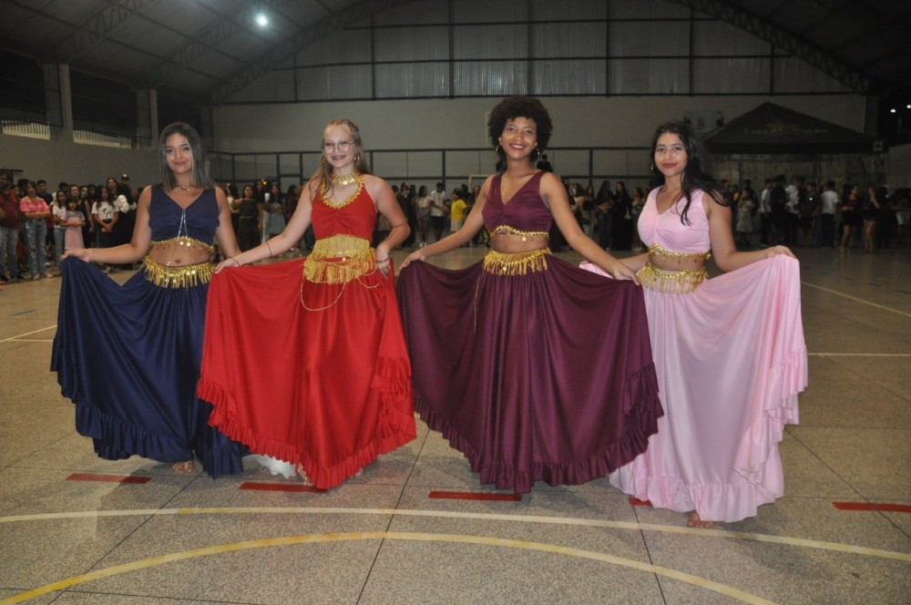 I Feira Medieval é realizada com sucesso na escola Olga Dellaia em Jaru-RO; peça Romeu e Julieta