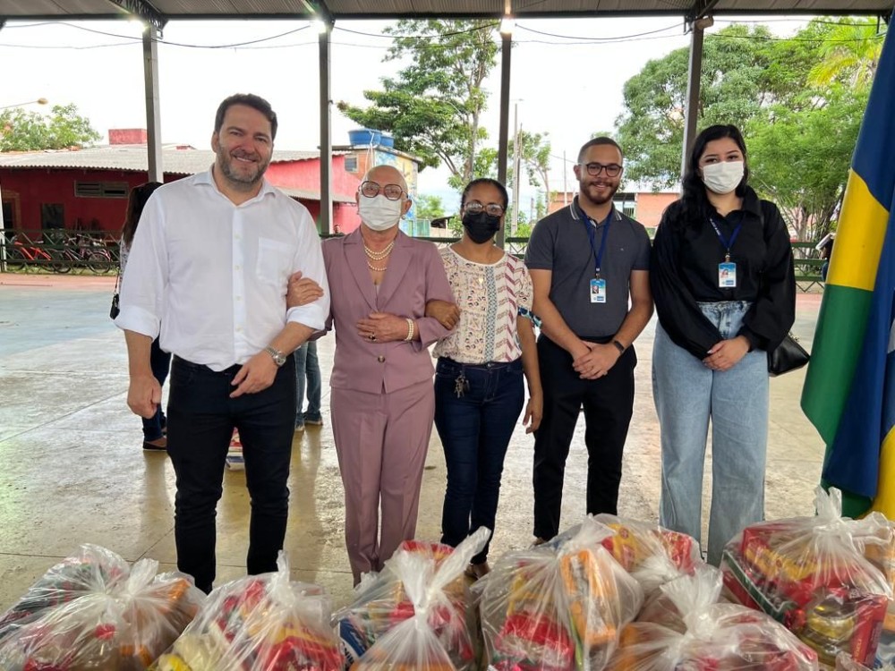 Presidente Alex Redano faz a entrega de cestas básicas na Associação São Tiago Maior