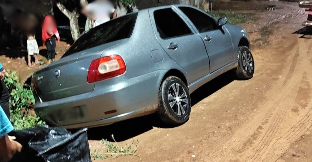 Condutora de Siena cai em valeta na Almirante Barroso, em Jaru-RO