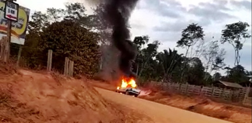 Fiat Strada fica destruída após incêndio próximo ao distrito Vila Palmares, em Theobroma, RO