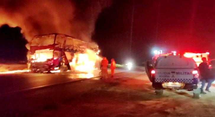 Veja o vídeo do ônibus da Eucatur em chamas no domingo, em Ji-Paraná, RO