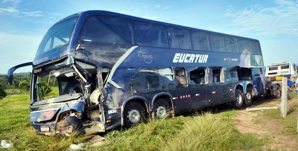 Ônibus da Eucatur colide com caminhão na BR-364, próximo a Cacoal, RO; motorista do coletivo ficou em estado grave