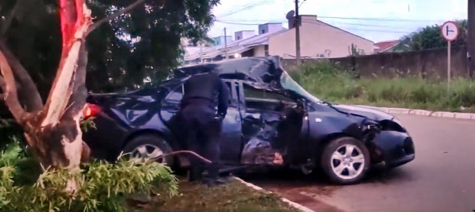 Casal fica preso as ferragens, após acidente com Corolla na avenida Machadinho, em Ariquemes, RO