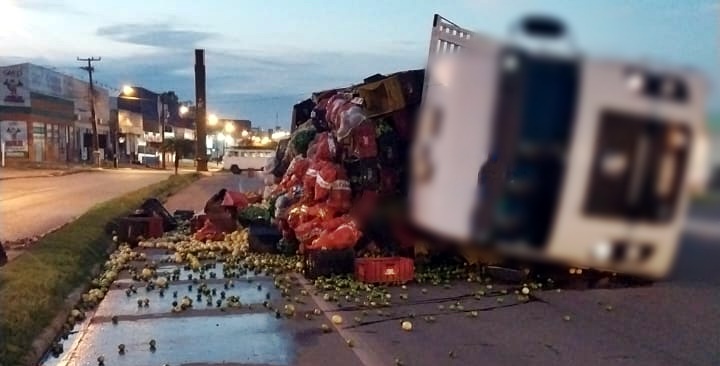 Caminhão verdureiro tomba na BR-364, perímetro urbano em Ji-Paraná, RO