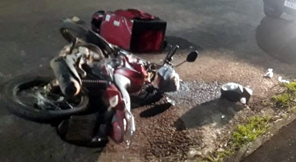 Condutor de VW Saveiro atropela entregador e foge, mas é seguido em Jaru, RO