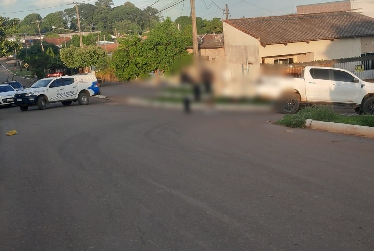 Acidente entre motoneta e caminhoneta no Setor 04, em Jaru, RO deixa mulher ferida