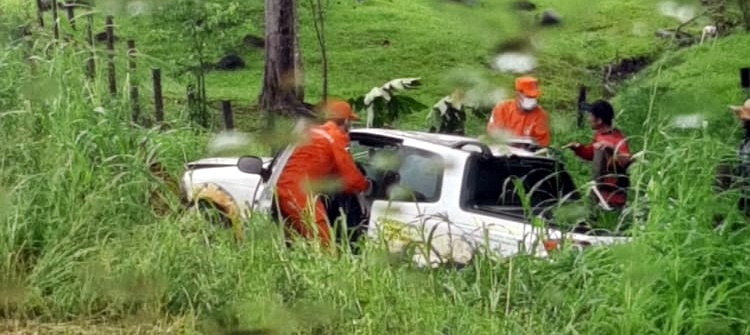Duas pessoas são socorridas pelos bombeiros de Jaru, RO após acidente na Linha 627, no domingo, 25