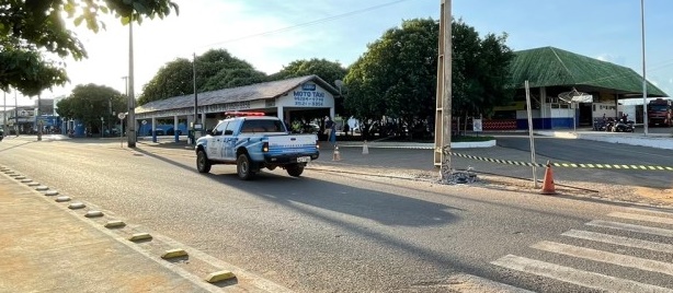 Ônibus da Eucatur destrói poste durante manobra na avenida Rio Branco, com Dom Pedro I, em Jaru, RO