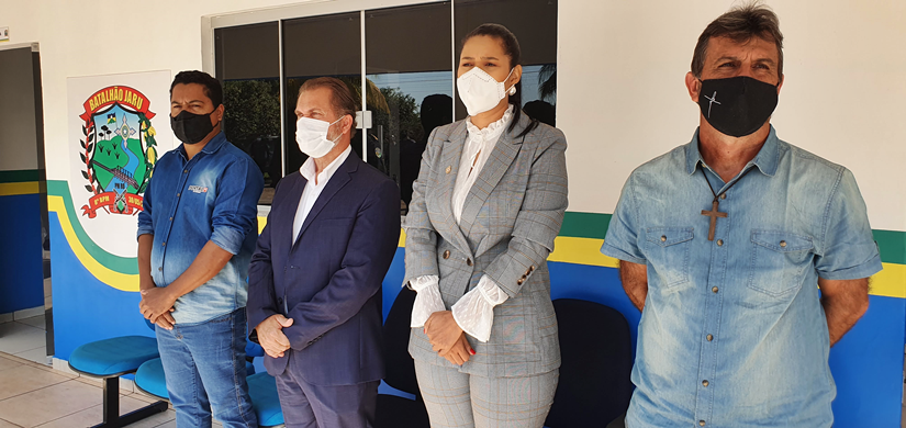 Jornalistas e delegada jarurenses, são homenageados pela Polícia Militar, durante cerimonial no 8º BPM de Jaru, RO