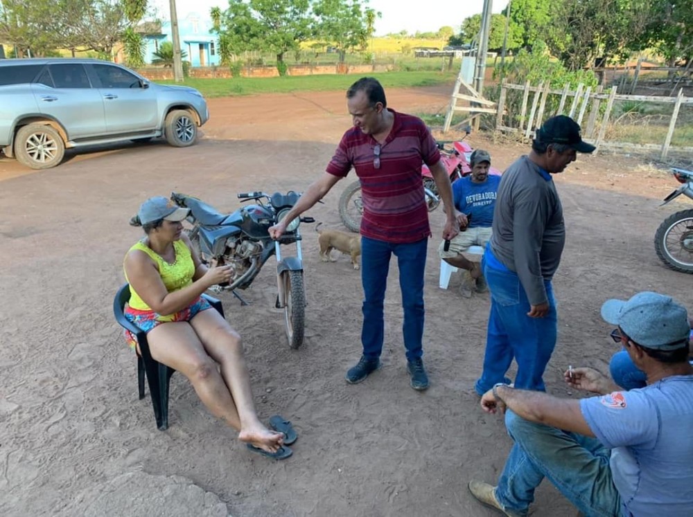 Prefeito Vanderlei Tecchio inspeciona nesta quarta, patrolamento na Linha 17, em Alvorada do Oeste, RO