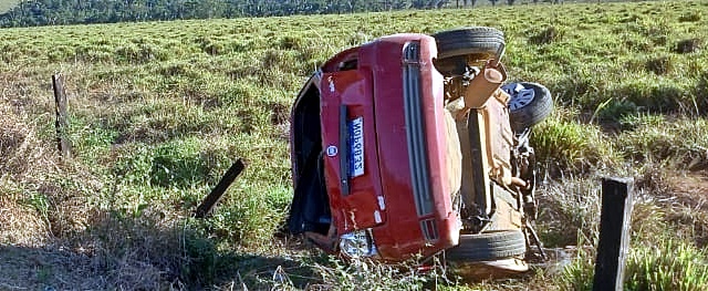Mulher capota automóvel com duas crianças dentro, próximo ao distrito de 5º BEC, nesta quinta-feira