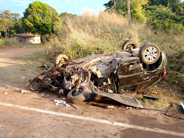 Em Ouro Preto do Oeste, VW Gol com 5 pessoas bate em pedreira e capota na 470 - LH 200