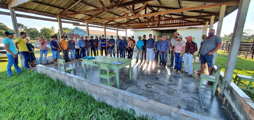 Dr. Luís do Hospital participa de reunião na Linha 612, em Jaru